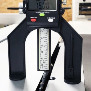 IGM Fachmann Digitálny hĺbkomer