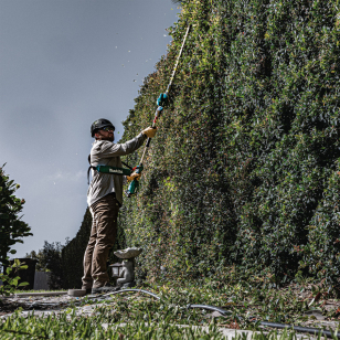 MAKITA AKUMULÁTOROVÉ NOŽNICE NA ŽIVÉ PLOTY UN001GZ