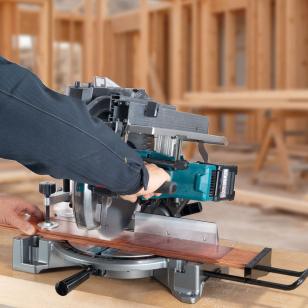 MAKITA AKUMULÁTOROVÁ POKOSOVÁ PÍLA S HORNÝM STOLOM LH001GZ